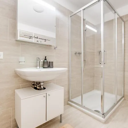 Easylife Swiss - Luxurious Garden Retreat In Castel Grande, Pergola & Historic Charm X6 Μπελλιντσόνα